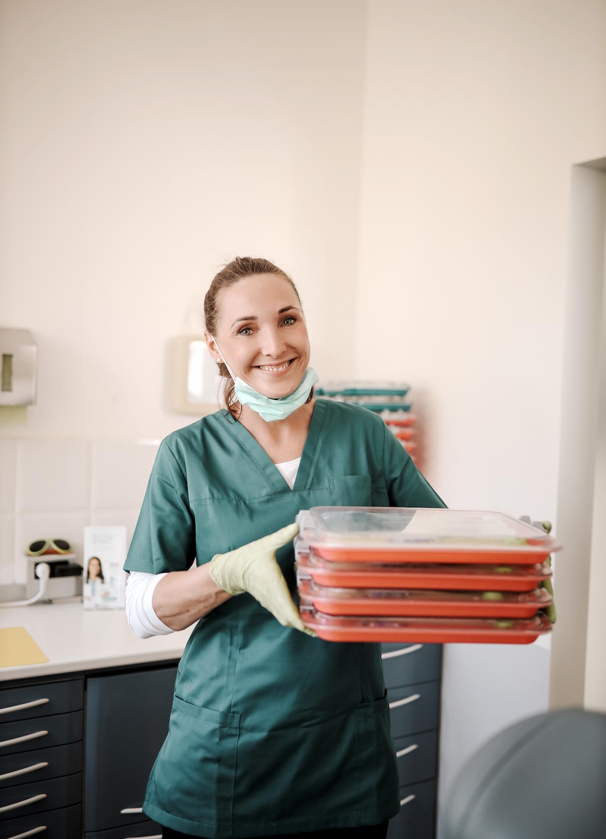 Behandlung mit Lupenbrille